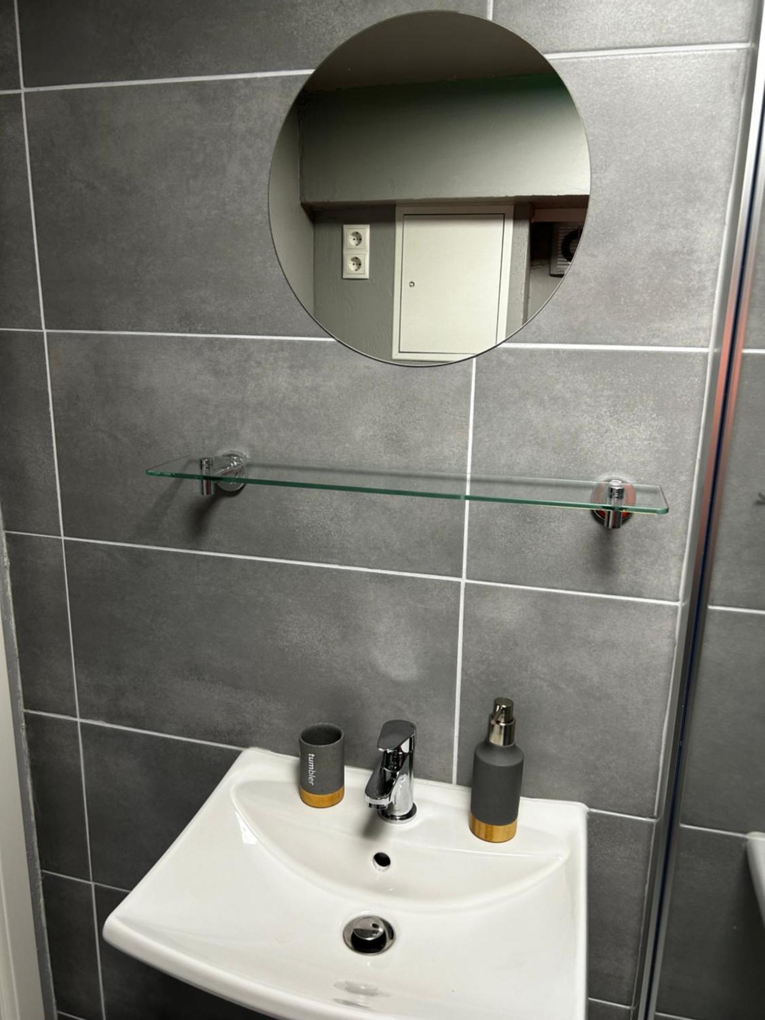 Guidos Place Souterrain Apartment Weissenthurm Екстериор снимка